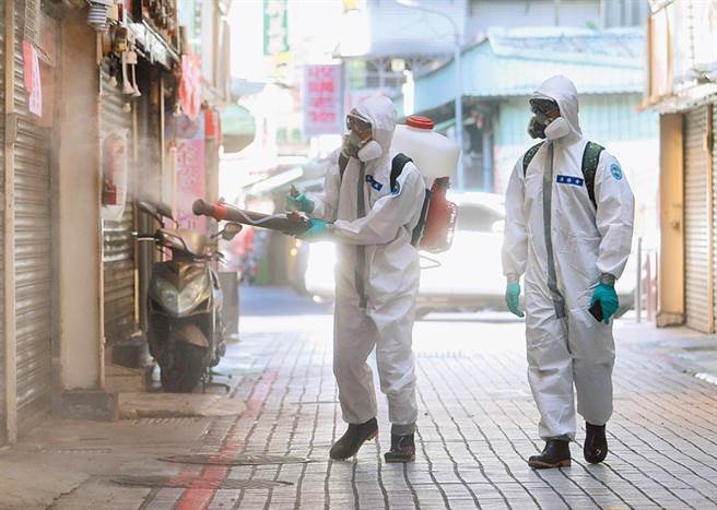 台北市万华、新北市板桥成重灾区，国军出动化学兵进行消毒。（黄世麒摄）