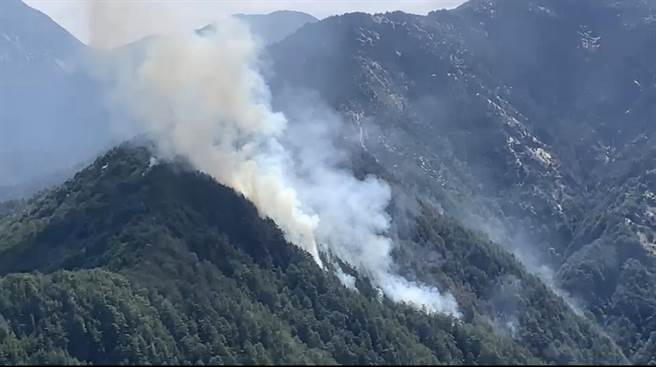 玉山国家公园杜鹃营地，发生森林火灾，火势延烧令人惊心。（谢新添提供／廖志晃南投传真）