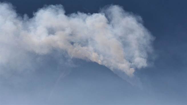 玉山国家公园杜鹃营地，发生森林火灾，火势延烧令人惊心。（谢新添提供／廖志晃南投传真）