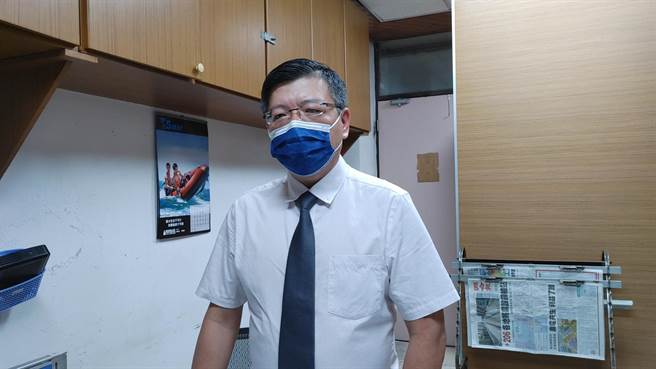 彰化县各级学校家长协会理事长黄荣辉表示，彰化新冠肺炎疫情扩散，除双北之外是全国最严峻的地区，希望彰化县应该尽速宣布县内中小学、幼儿园、补习班等通通停课。（吴建辉摄）