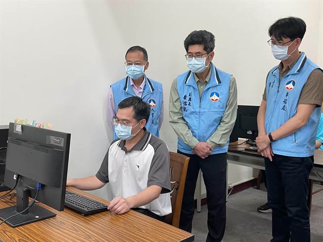 金门副县长黄怡凯（中）赴车船处勘查在建华保养厂的异地分组办公整备情况。（金门县府观光处提供）