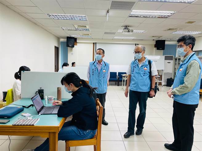 金门副县长黄怡凯（右）赴文化局勘查异地分组办公整备情况。（金门县府观光处提供）