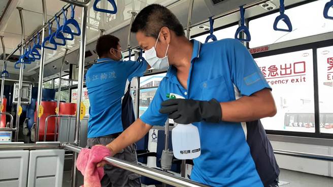 金门县车、船加强清消，降低病毒的感染机率。（金门县府观光处提供）