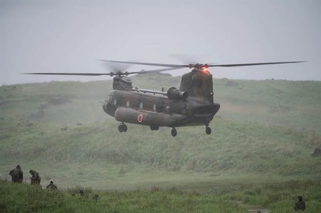 載有日本、美國、法國特種部隊成員的CH-47，在霧島訓練場。(圖/美聯社) 