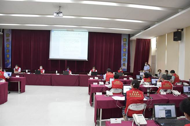 彰化县政府率全国之先，首创开设疫情灾害应变中心，由彰化县长王惠美担任指挥官，今天下午亲自主持会议，并串联整合26乡镇市公所同步视讯讨论，成立口罩纠察队、公所清消大队，盼能深入全县589个村里，全面投入落实防疫，防堵疫情破口。（谢琼云摄）