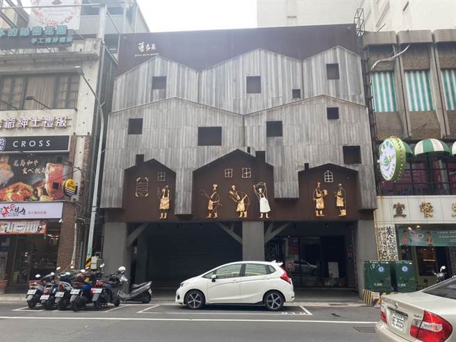 薄多义桃园站前店9日中午有确诊者足迹，业者17日获悉紧急宣布停业一日再度大消毒。（蔡依珍摄）
