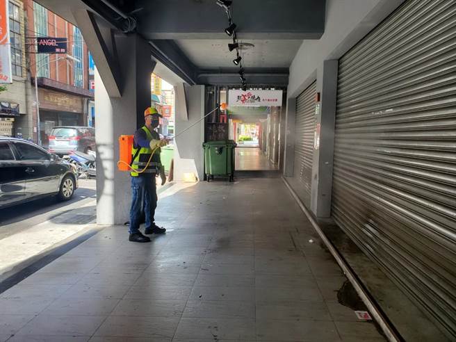 薄多义桃园站前店17日上午公布有确诊足迹，防疫消毒大队下午到店家周边消毒。(环保局提供／蔡依珍桃园传真)