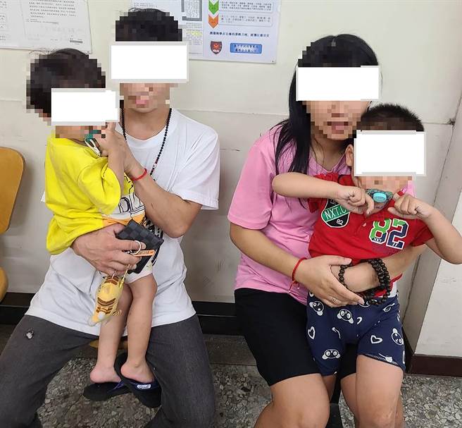 迷路小兄妹，把派出所當遊樂場，玩到爸媽來接。（霧峰分局提供／黃國峰台中傳真）