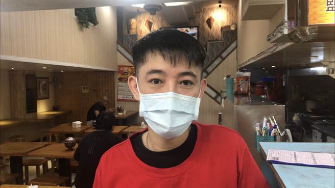 仍在營業的攤商指出，上門的客人剩不到一成，連外帶的訂單也大幅減少。(攝影/陳盈臻)