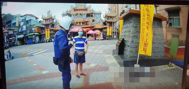 16日下午2點多，在松山慈祐宮疑似1名街友，抽搐路倒在宮前，且發燒到40度，經送忠孝醫院高壓ICV救治，卻傳出在今日已過世。（北市議員秦慧珠提供／游念育)