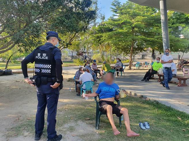 台南市永康探索公园传有长者聚集且未配戴口罩，管辖的永康警分局派员劝导。（警方提供／洪荣志台南传真）