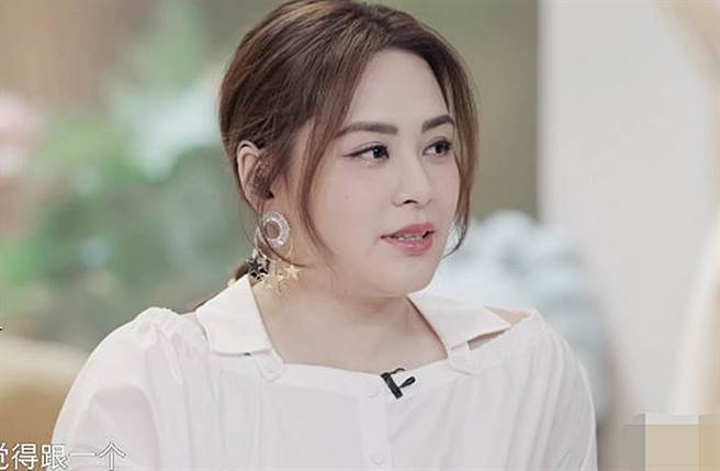 阿娇离婚2年松口新恋情：不轻易给承诺怕担不起。（图／翻摄自秒拍）