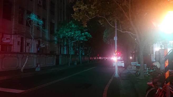 台南市17日晚間8時許大停電，許多路燈不亮。（程炳璋攝）