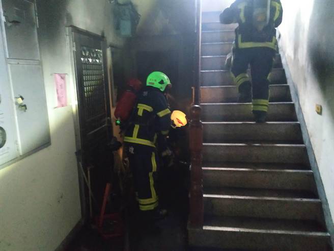 嘉义县民雄乡顶崙村一处集合住宅一楼梯间变电箱起火燃烧，浓烟往上窜，多位住户因浓烟过大无法下楼逃生而受困。（嘉义县消防局提供∕吕妍庭嘉传真）