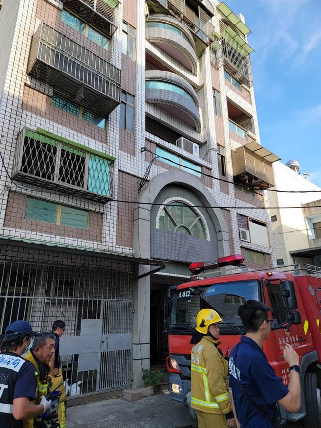 嘉义县民雄乡顶崙村一处集合住宅一楼梯间变电箱起火燃烧，浓烟往上窜，多位住户因浓烟过大无法下楼逃生而受困。（嘉义县消防局提供∕吕妍庭嘉传真）