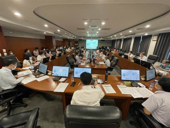 新冠肺炎疫情升溫，嘉義縣政府今17日傍晚緊急召開專案會議，確定5月28日前，全縣停止告別式公祭。（嘉義縣政府提供∕呂妍庭嘉義傳真）