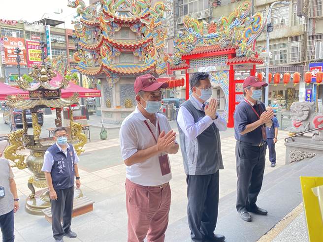 桃園市長鄭文燦17日到「桃園大廟」景福宮視察防疫措施，讚大廟第一時間即配合防疫政策，在廟前廣場設立管制服務站，落實實聯制和酒精消毒，讓信眾在廟埕參拜。（蔡依珍攝）