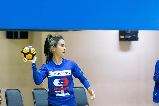 首度上场的蓝队雷艾美自责落泪。（台视提供）