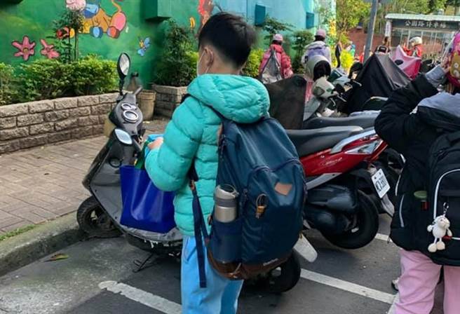 狄志为点出接小孩放学时，看到不少人不戴口罩群聚吸菸、聊天。（图／FB@狄志为）