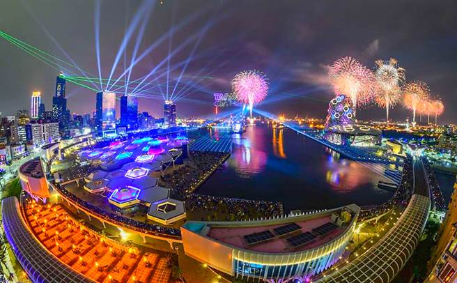 睽违20年的国庆烟火照亮明媚港湾，成为高雄旅游新话题，预计将带给市民最灿烂的双十假期。图为2021跨百光年系列活动照片。 （摄影/林宥成）