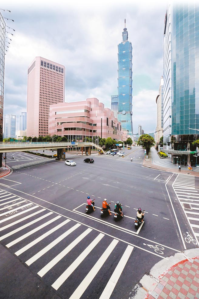 台北信義路、基隆路口疫情升溫本土確診人數連2天破百，平時人來人往熱鬧滾滾的台北101、信義區百貨商場及捷運人潮熱點，周日竟變成空無一人，猶如市民「自主封城」。（黃世麒攝）