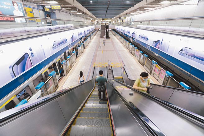 捷運忠孝復興站疫情升溫本土確診人數連2天破百，平時人來人往熱鬧滾滾的台北101、信義區百貨商場及捷運人潮熱點，周日竟變成空無一人，猶如市民「自主封城」。（黃世麒攝）