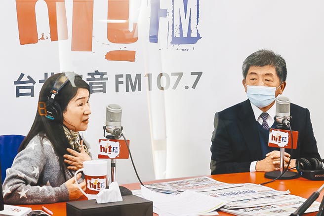 卫福部长陈时中（右）之前接受周玉蔻（左）专访，说明医护染疫处理过程。(本报资料照片)
