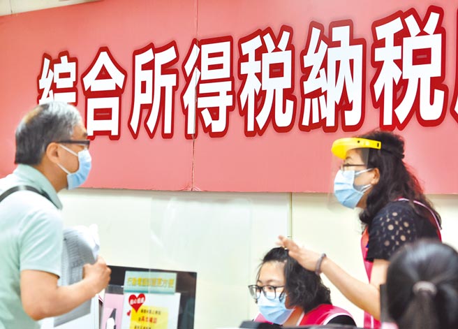 5月报税季，遇上新冠肺炎本土疫情拉警报，许多县市提升警戒至准第三级，财政部破天荒宣布暂停所得税临柜服务。（顏谦隆摄）