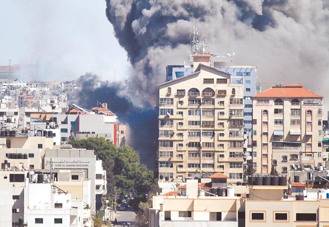 以色列与巴勒斯坦「哈玛斯」激战不休，美国总统拜登15日再度致电以总理纳坦雅胡，并与巴勒斯坦自治政府主席阿巴斯首度通话。拜登要求巴方停止攻击以国，并重提「两国方案」解决争端。（新华社）