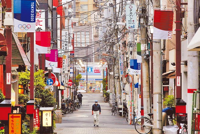 日本新冠疫情持续发威，在全国47个都道府县中，近半数22个都道府县疫情呈爆炸性成长。（路透）