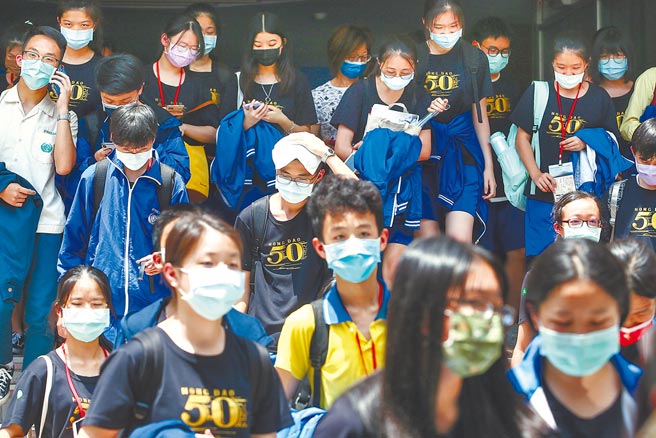 國中會考16日在疫情下落幕，考生開心步出考場。（鄧博仁攝）