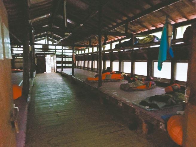 山友入住山屋後，隔天多半輕裝攻頂，睡袋、大背包留置在山屋，容易成為竊賊的目標。（山友提供／袁庭堯高雄傳真）