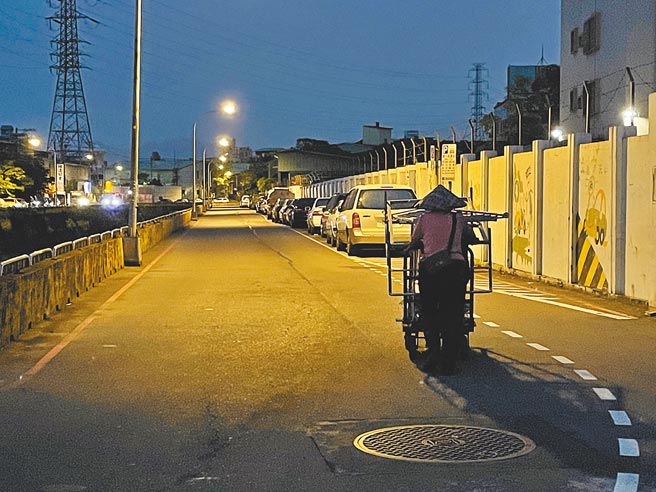 出入资收场的拾荒者多为中高龄长者，有些推着推车，有些则骑机车，进入资收场秤重后，须自行回收分类，才可领取资收金额。（蔡雯如摄）