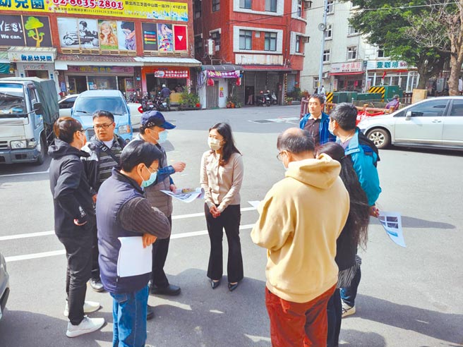 三芝區中山路上許多重要設施，然而街道因早期並無設計，長年停車空間不足、學童人行動線受阻，地方怨聲載道，全面改善需要龐大經費，令公所很頭痛，新北市議員鄭宇恩成功向中央爭取1188萬元前瞻經費改善。 （市議員鄭宇恩提供／戴上容新北傳真）