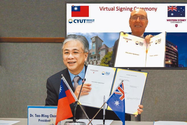 朝陽科技大學校長鄭道明（前）與澳洲西雪梨大學校長Prof. Dr. Barney Glover AO（後）透過視訊簽訂2校碩士雙聯學位合作。（朝陽科大提供）