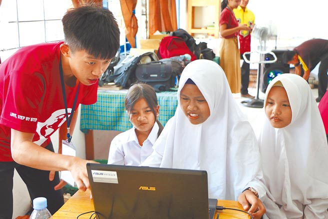 朝阳国际志工赴越南、缅甸、柬埔寨、印尼、非洲坦尚尼亚、印度等地服务，荣获青年海外和平工作团队竞赛奖项之肯定。（朝阳科大提供）