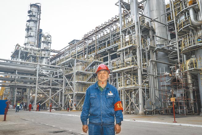 大陆原物料上涨，化工原料连涨带动下游成品也上涨。图为劳工在抚顺石化公司石油二厂前留影。（新华社）