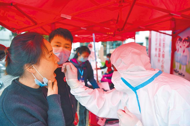 安徽肥西縣上派鎮一小區，居民接受核酸檢測。（新華社）