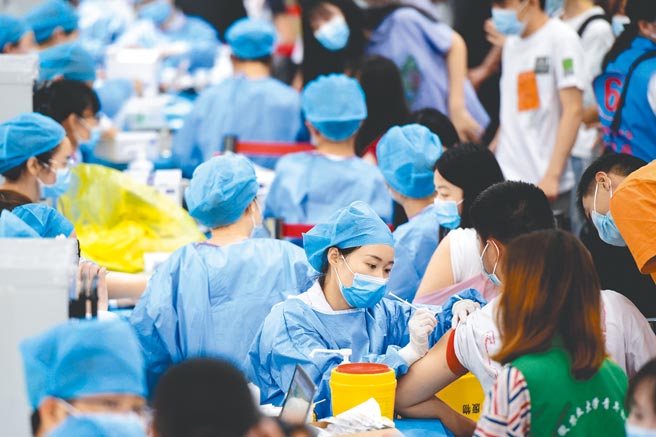 大陆辽寧新冠疫情持续延烧，15日通报4例确诊病例。大陆防疫专家吴尊友认为，这波疫情首例虽在安徽六安，但疫情源头可能是从辽寧营口传播。图为安徽农业大学师生正在接种疫苗。（新华社）