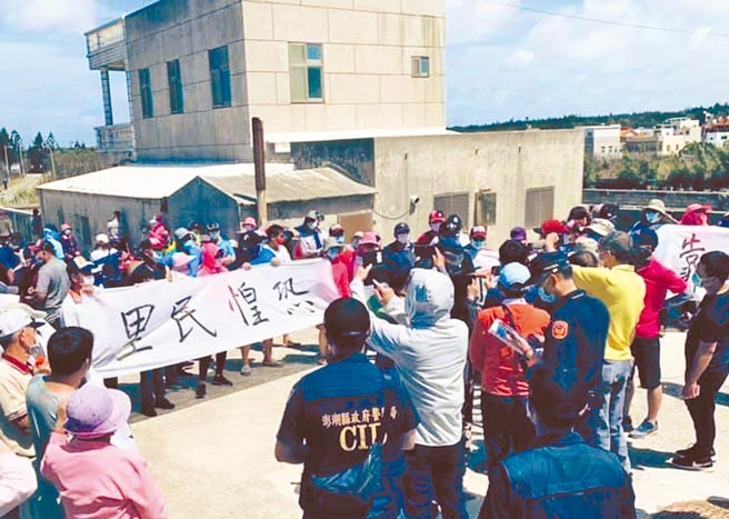 澎湖兴仁里民聚眾50多人抗议设置隔离检疫所，县府消弭民怨澄清消毒。（陈可文摄）