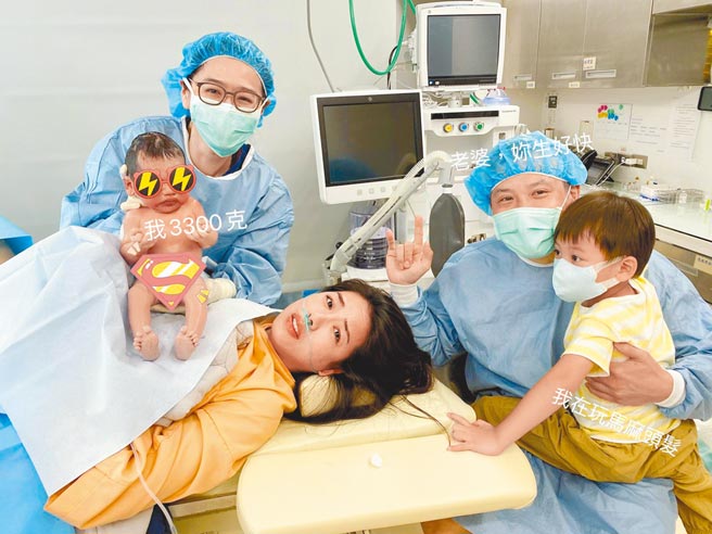 林可彤（中）在老公（右）與兒子Adam的陪伴下，喜迎二寶Aston。（摘自臉書）