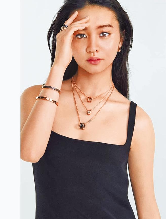 宝格丽品牌大使木村光希KOKI以小礼服搭配B.zero1珠宝，珠宝迭戴更添奢华。（撷自IG）