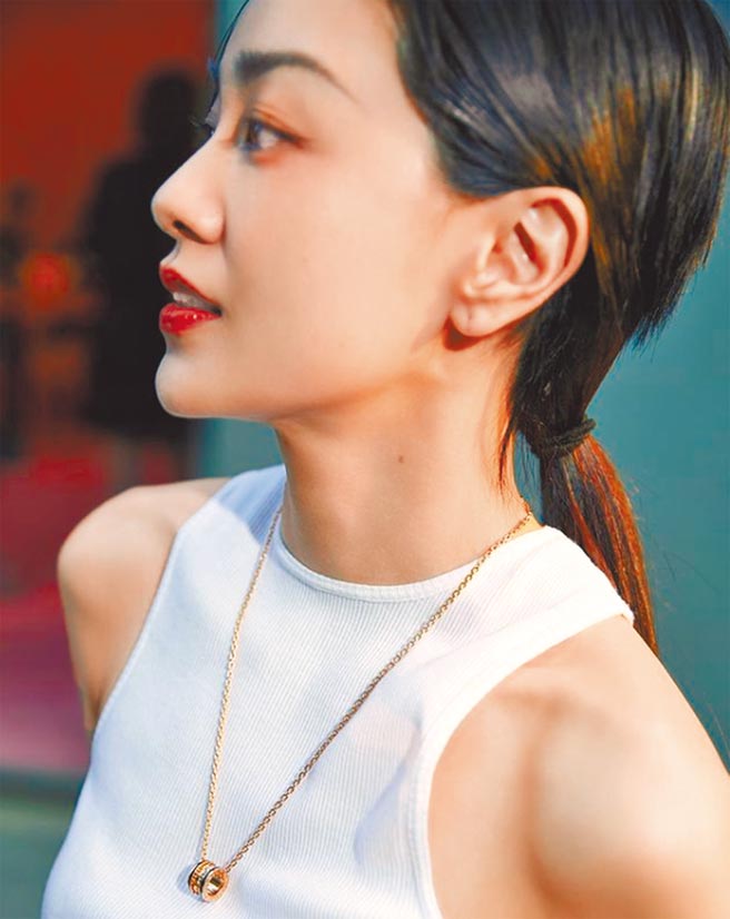 郭采洁穿简单白色背心搭配宝格丽B.zero1项炼，风格休閒简约但不减品味。（撷自IG）