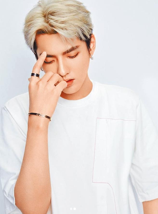 吴亦凡以休閒白T恤搭配B.zero1珠宝，层层迭迭穿搭出重金属摇滚风。（撷自IG）