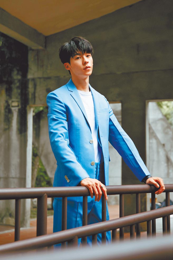 许光汉以正式西装搭配B.zero1戒指，收画龙点睛之效。（撷自IG）