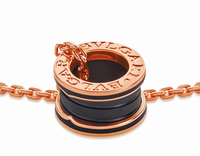 宝格丽B.zero1系列玫瑰金哑光黑陶瓷项炼，14万100元 。（BVLGARI提供）