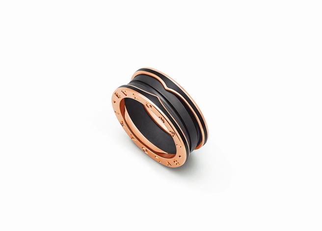 宝格丽B.zero1系列玫瑰金哑光黑陶瓷双环戒指，5万1700元 。（BVLGARI提供）