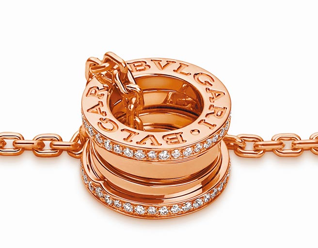宝格丽B.zero1系列玫瑰金镶钻项炼，23万9500元 。（BVLGARI提供）