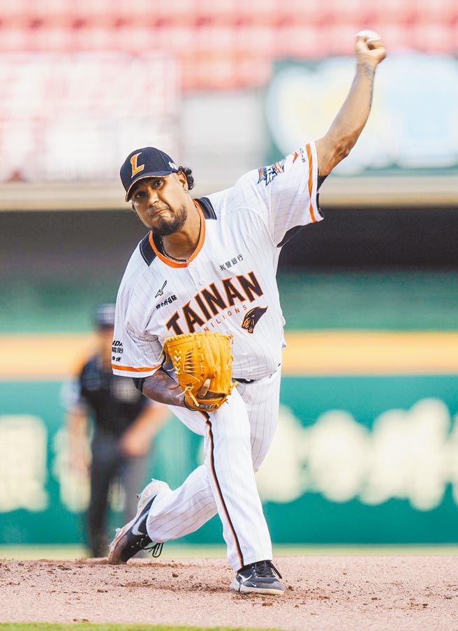 统一狮队昨天在主场「开箱」新洋投飞利士。（统一狮提供）