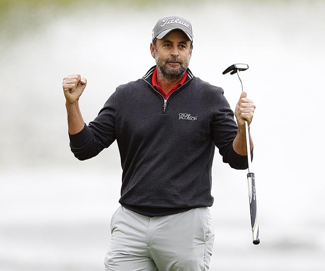 英格兰好手布兰德惊险拿下英国高球公开赛冠军后，兴奋握拳庆祝。（路透）